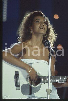 Fotografia d epoca originale Grazia DI MICHELE  SAINT VINCENT ESTATE La chitarra 1987  35mm vintage slide 4 1