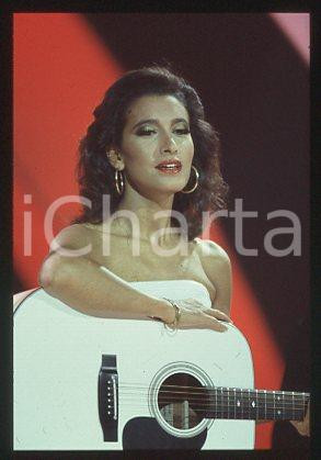 Fotografia d epoca originale Grazia DI MICHELE  SAINT VINCENT ESTATE La chitarra 1987  35mm vintage slide 5 1