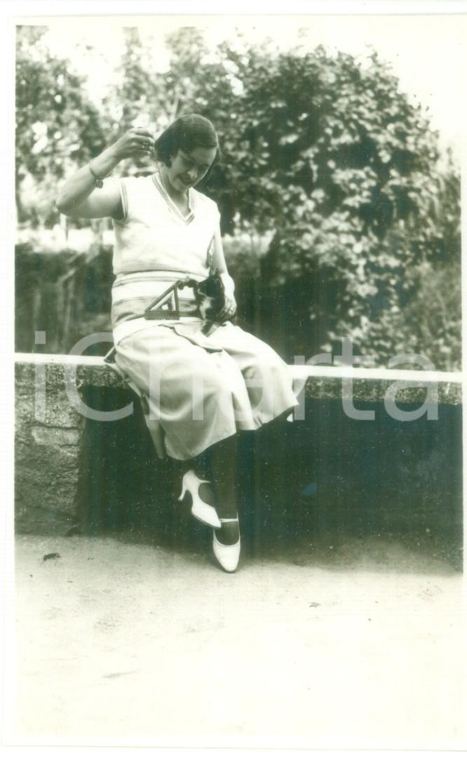 Fotografia d epoca originale Luglio 1930 SALICE TERME Donna gioca con un gatto Foto cartolina vintage 1