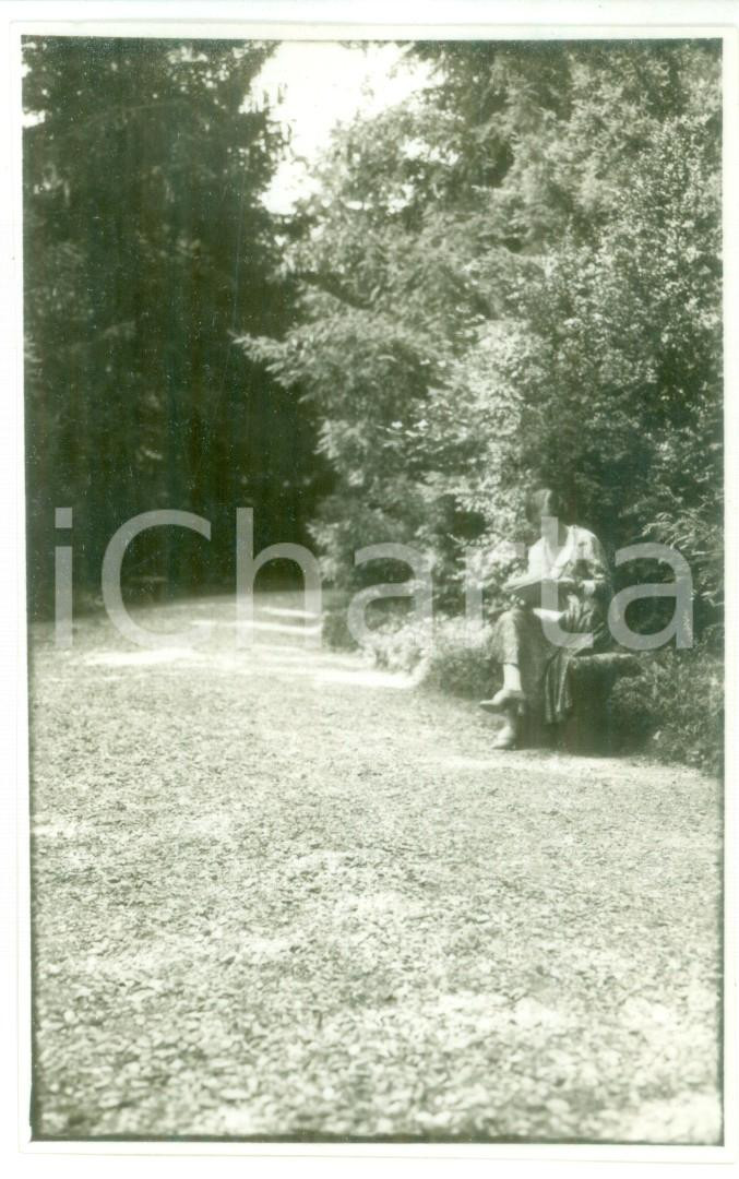 Fotografia d epoca originale 1930 SALICE TERME Giovane donna legge su una panchina  Foto cartolina VINTAGE 1