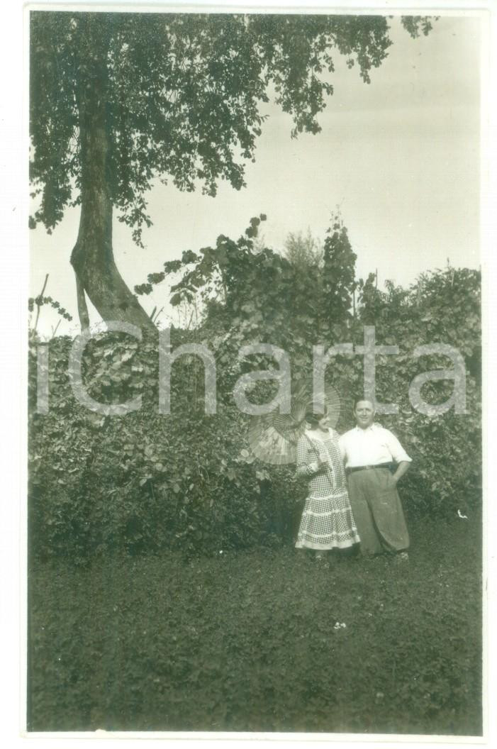 Fotografia d epoca originale 1929 CASTELLETTO D ORBA Ritratto di giovane coppia nella natura  Foto cartolina 1