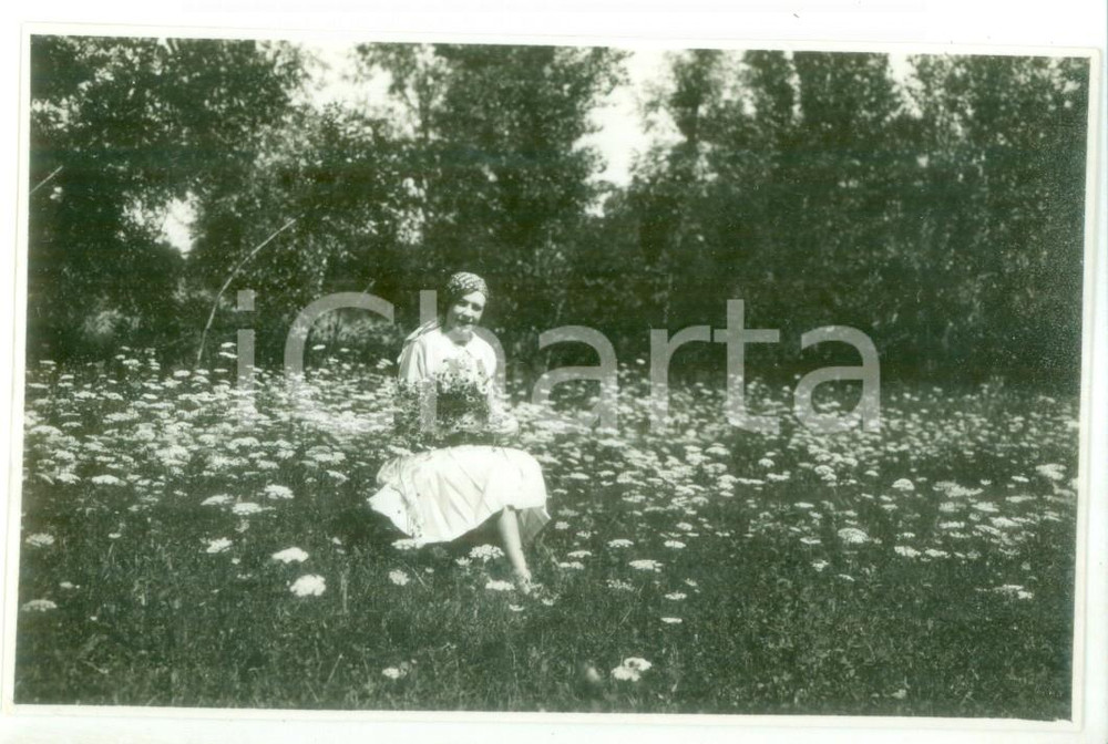 Fotografia d epoca originale 1930 CASTELLETTO D ORBA Ritratto di una giovane donna tra i fiori FOTO CARTOLINA 1