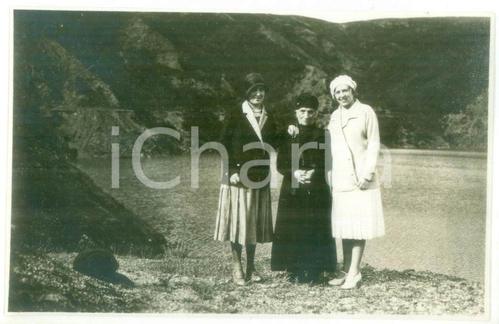 Fotografia d epoca originale 1930 LAGO DI LAVAGNINA Ritratto di tre donne   Foto cartolina VINTAGE 1