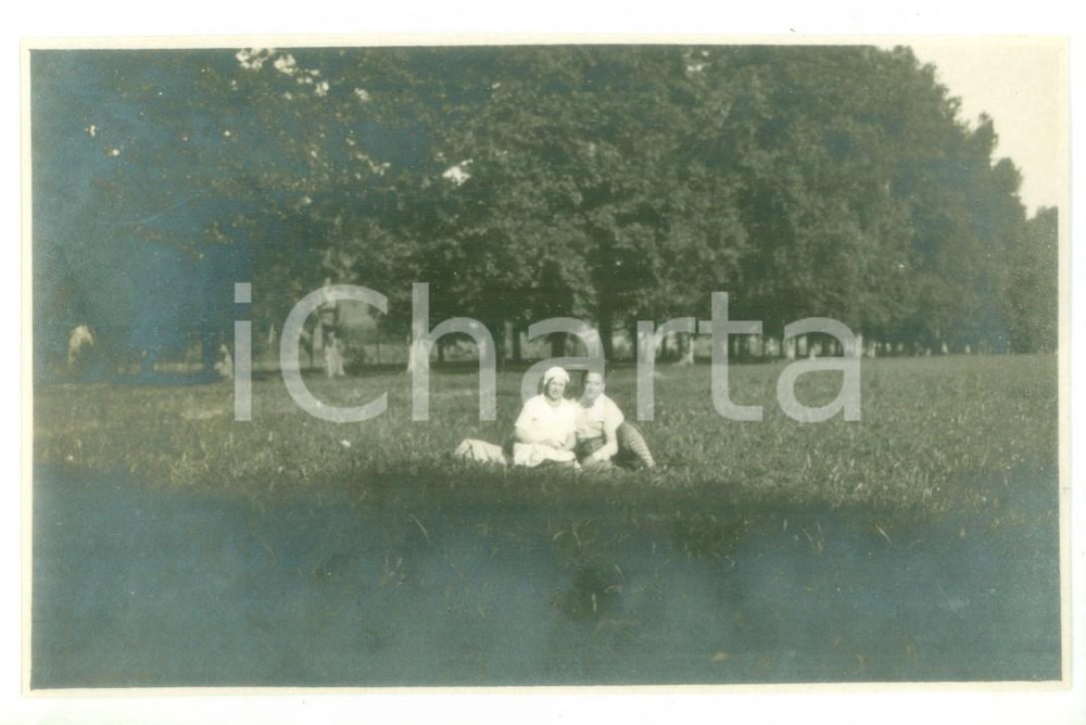 Fotografia d epoca originale 1931 FRANCAVILLA BISIO AL Ritratto di giovane coppia nel prato Foto cartolina 1
