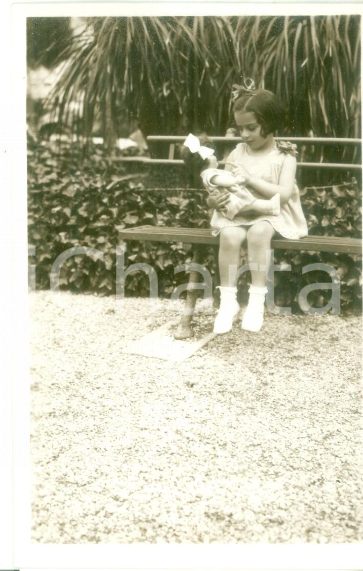 Fotografia d epoca originale 1931 SANTA MARGHERITA LIGURE Bambina gioca con la sua bambola  Foto VINTAGE 1