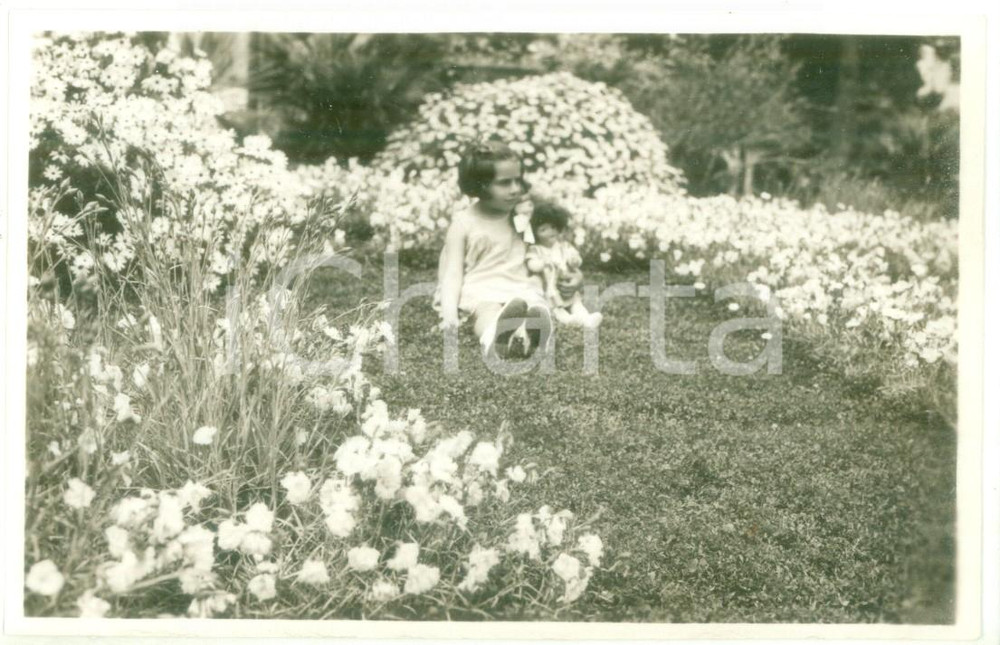 Fotografia d epoca originale 1931 SANTA MARGHERITA LIGURE Bambina gioca tra i fiori con la sua bambola Foto 1