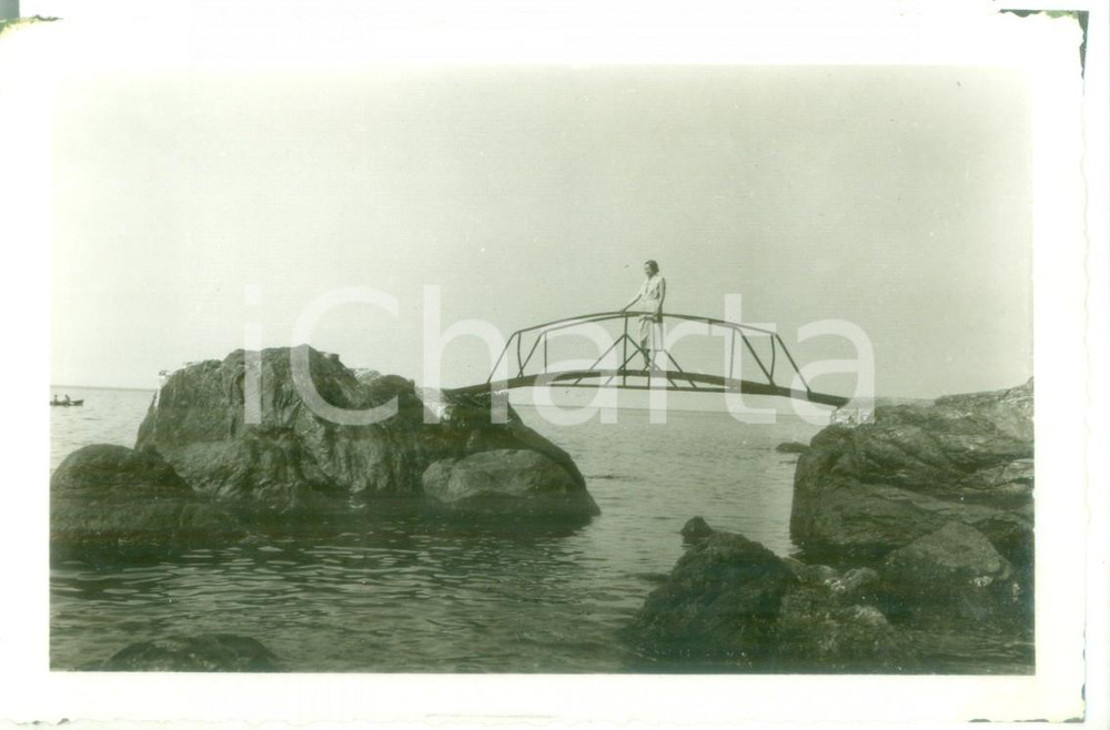Fotografia d epoca originale 1931 GENOVA PEGLI Ritratto di una giovane donna su un ponte tra le rocce Foto 1