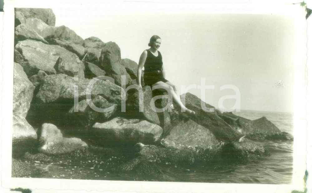 Fotografia d epoca originale 1931 GENOVA PEGLI Ritratto femminile tra le rocce Foto artistica DANNEGGIATA 1