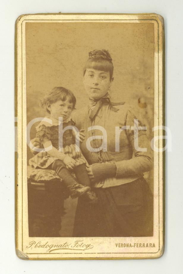 Fotografia d epoca originale 1890 ca VERONA FERRARA Ritratto di madre con bambina FOTO PIETRO CODOGNATO CDV 1