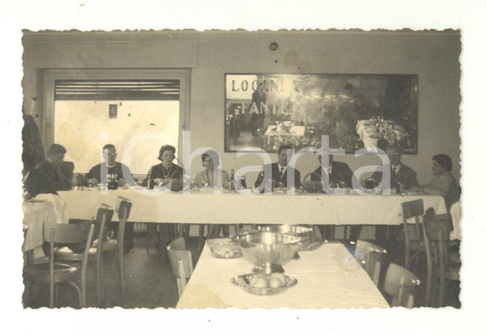Fotografia d epoca originale 1962 ERBA Scuola Media Statale   Preside e insegnanti a pranzo  FOTO FP 1