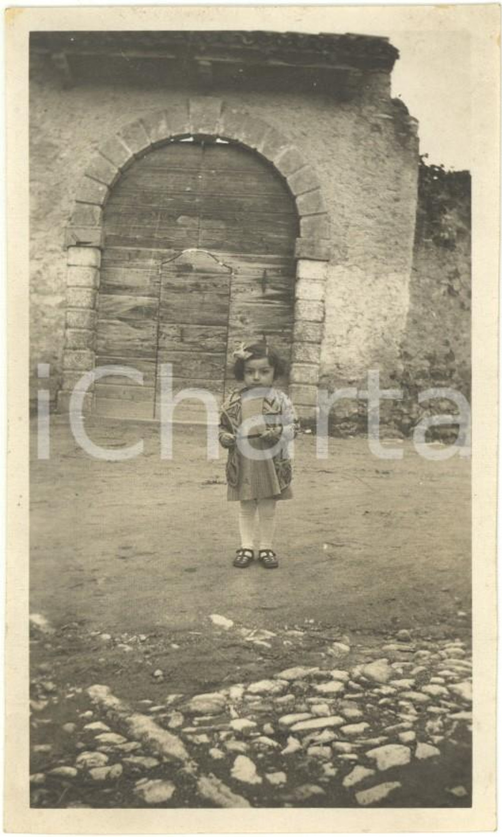 Fotografia d epoca originale 1920 ca ITALIA Ritratto di bambina in un cortile rurale  Foto VINTAGE 7x11 cm 1