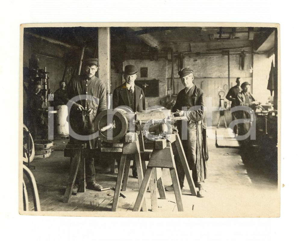 Fotografia d epoca originale 1910 ca ITALIA Officina meccanica con operai al lavoro  Fotografia VINTAGE 11x8 1