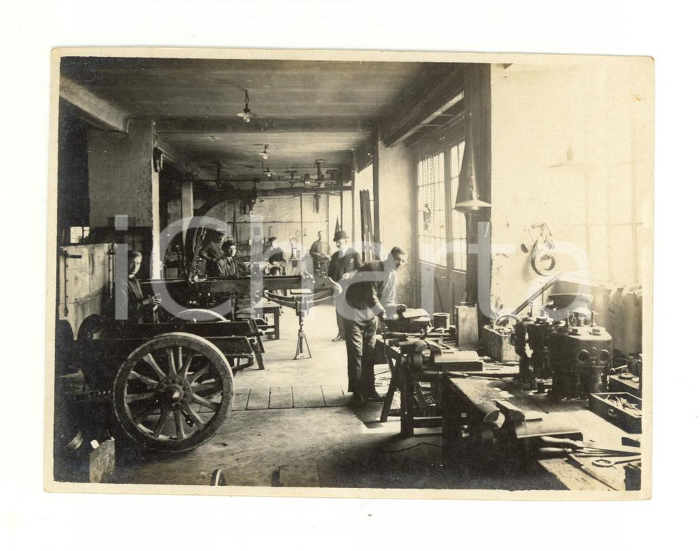1910 ca ITALIA Officina meccanica con operai al lavoro - Foto VINTAGE 11x8
