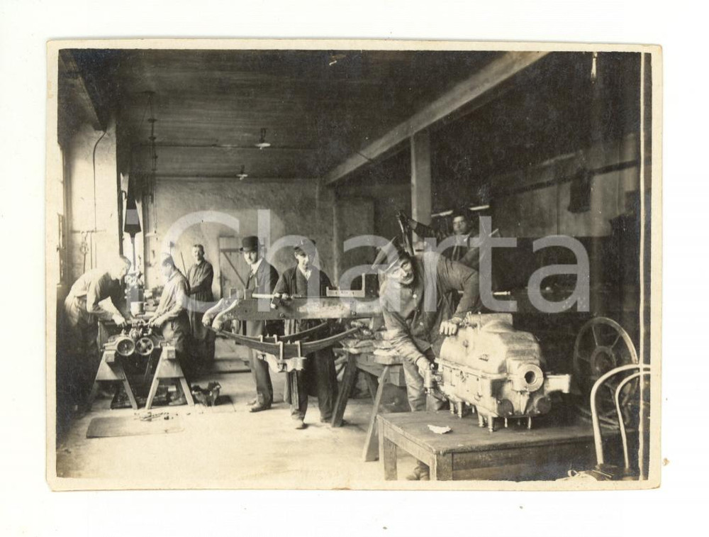 1910 ca ITALIA Officina meccanica con operai al lavoro - Foto VINTAGE 11x8 cm
