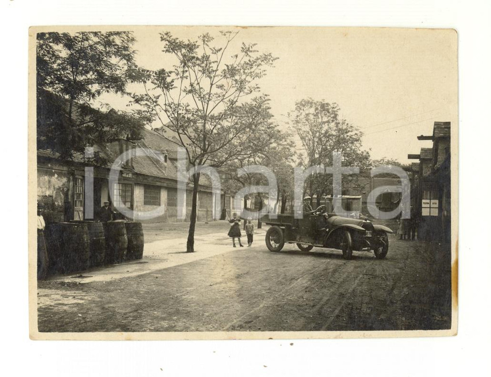 Fotografia d epoca originale 1920 ca GERMANIA Cortile di azienda con automobile  Foto ANIMATA 11x8 cm 1