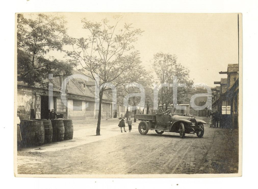 Fotografia d epoca originale 1920 ca GERMANIA Cortile di azienda con automobile Foto ANIMATA 11x8 cm 1