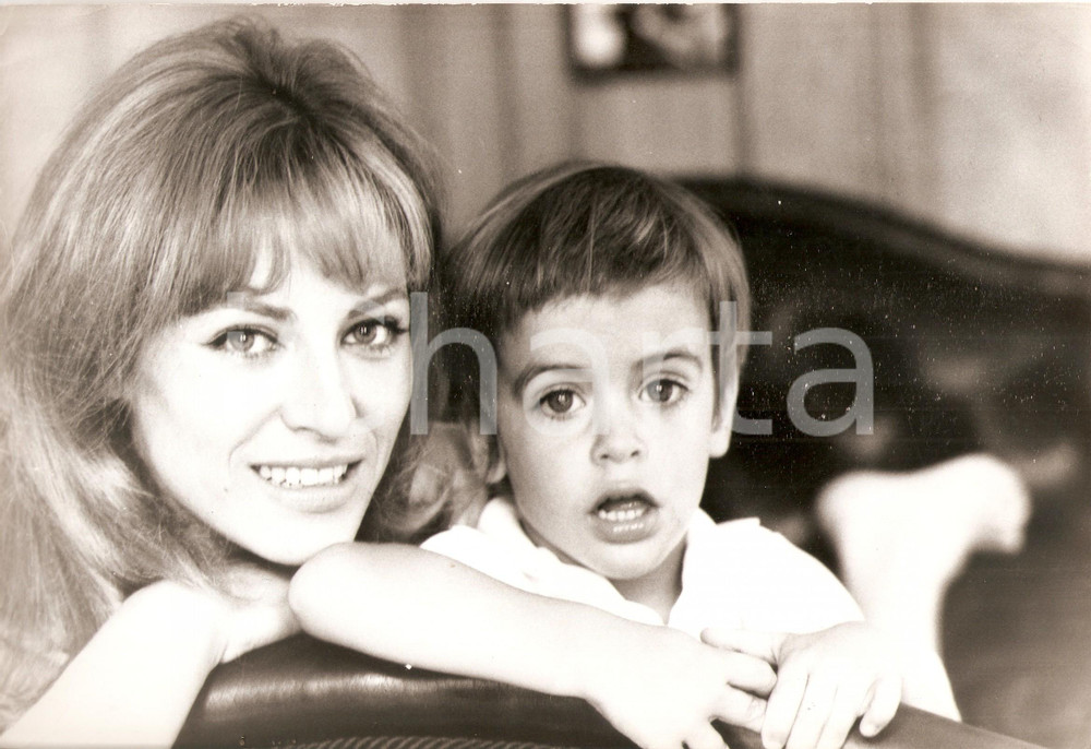 Fotografia d epoca originale 1970 ca FRANCE Nathalie DELON ritratta con il figlio Anthony Foto 24x18 cm 1