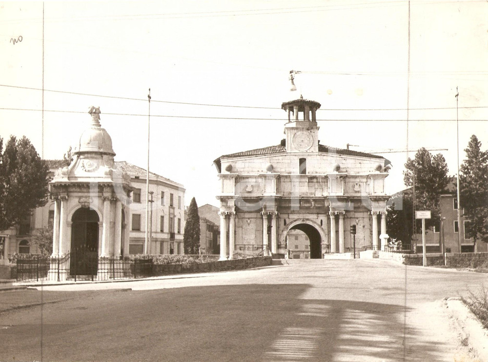 1970 ca PADOVA Piazza Portello - Veduta con Porta di Ognissanti *Foto 24x17 cm