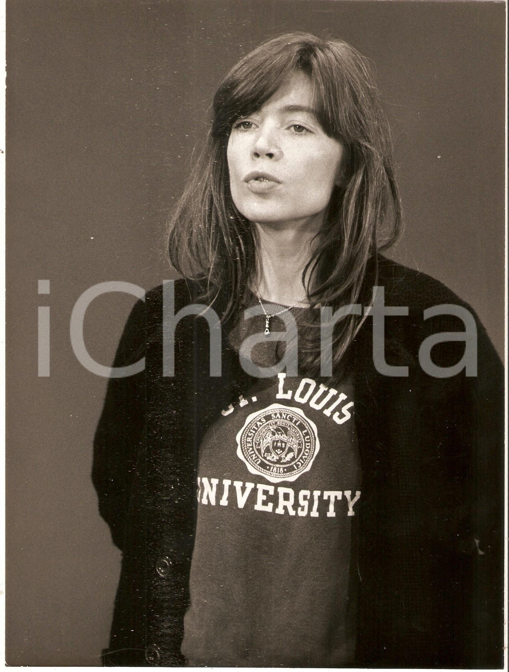 Fotografia d epoca originale 1970 ca CINEMA Attrice indossa tshirt della SAINT LOUIS UNIVERSITY Foto 17x23 1