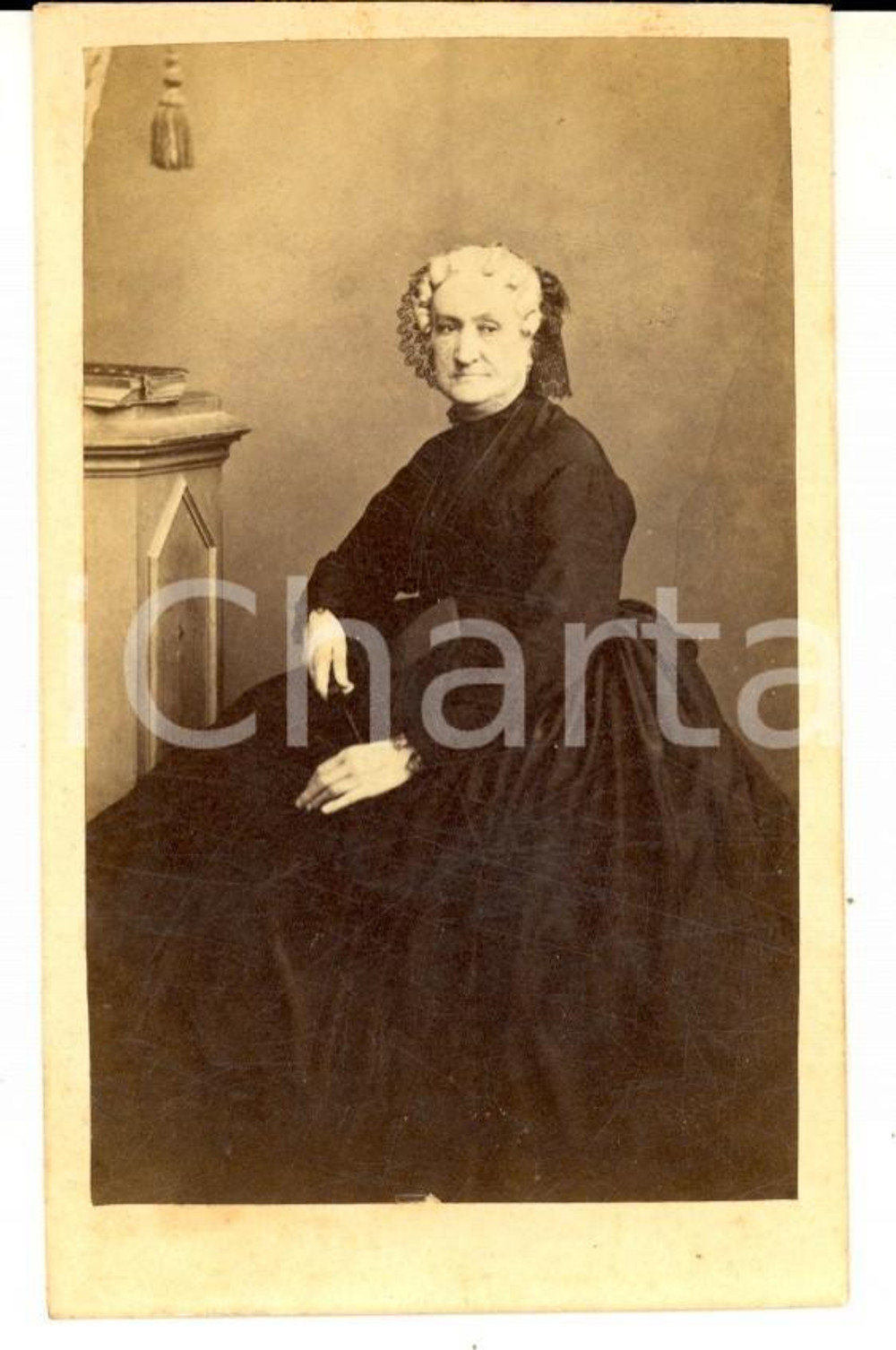 Fotografia d epoca originale 1870 ca COMO Ritratto di anziana donna vestita a lutto Foto BOTTA CDV 1