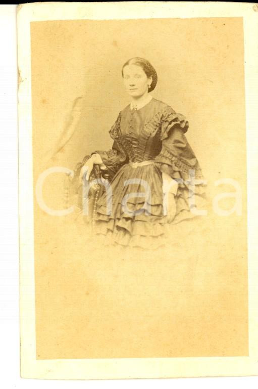 Fotografia d epoca originale 1865 ca MILANO Ritratto di donna in abito ricamato  Foto A. DURONI CDV 1