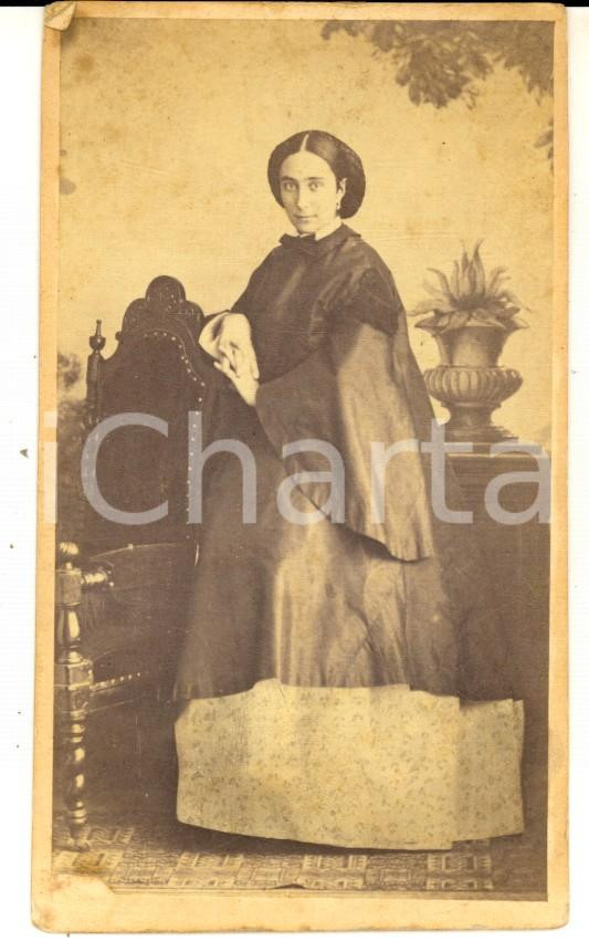 Fotografia d epoca originale 1865 ca MILANO Ritratto di donna con mantello nero Foto Carlo GUSBERTI CDV 1
