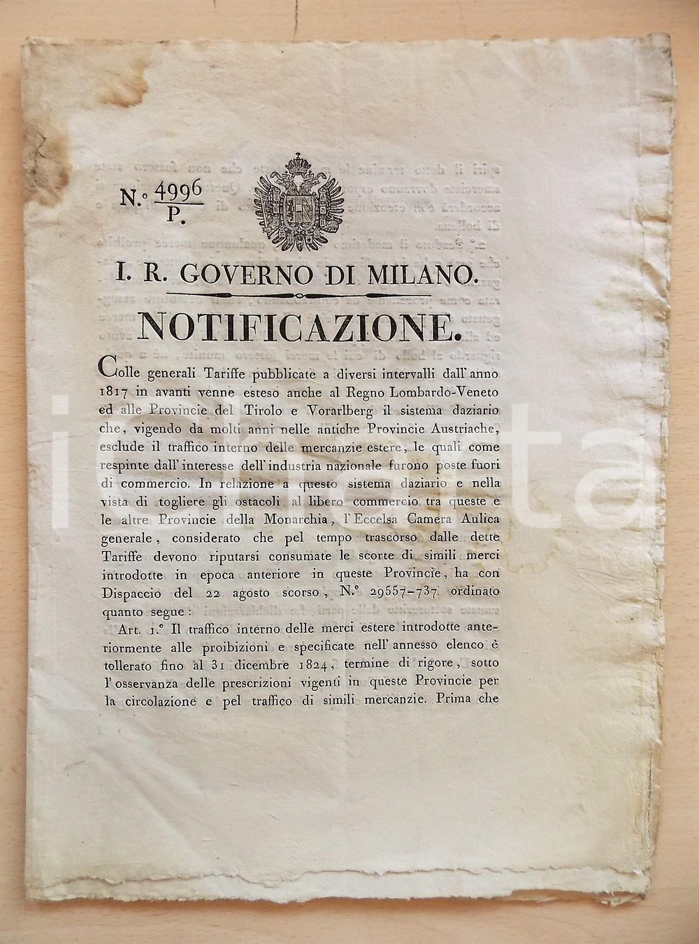 1824 MILANO Norme su circolazione merci estere, dogane e contrabbando 12 pp. Documento a stampa contenente le nuove norme relative alla circolazione interna all'Impero di alcune tipologie di merci estere, delle quali bisognava esaurire le scorte entro il 1824, pena il reato di contrabbando.CONDIZIONI: G (ma lievi piegature e piccola traccia di umidit&agrave; all'angolo superiore sinistro)PAGINE: 12 (2 bianche)    originale e autentica 1