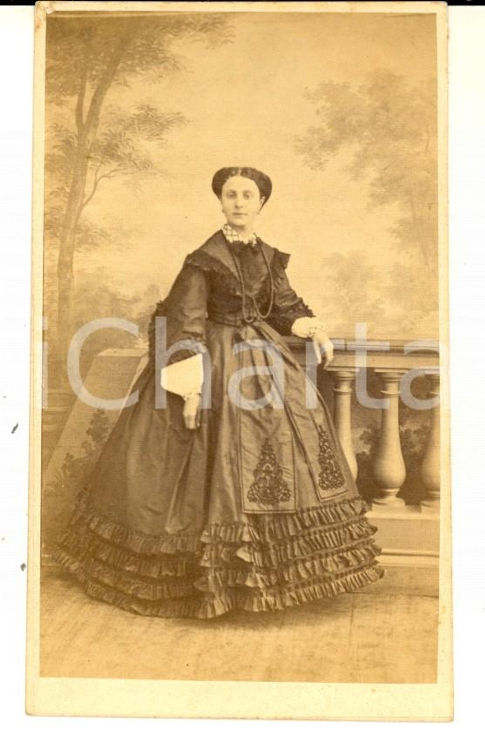Fotografia d epoca originale 1865 ca TORINO Ritratto di donna in abito ricamato  Foto E. DI CHANAZ CDV 1