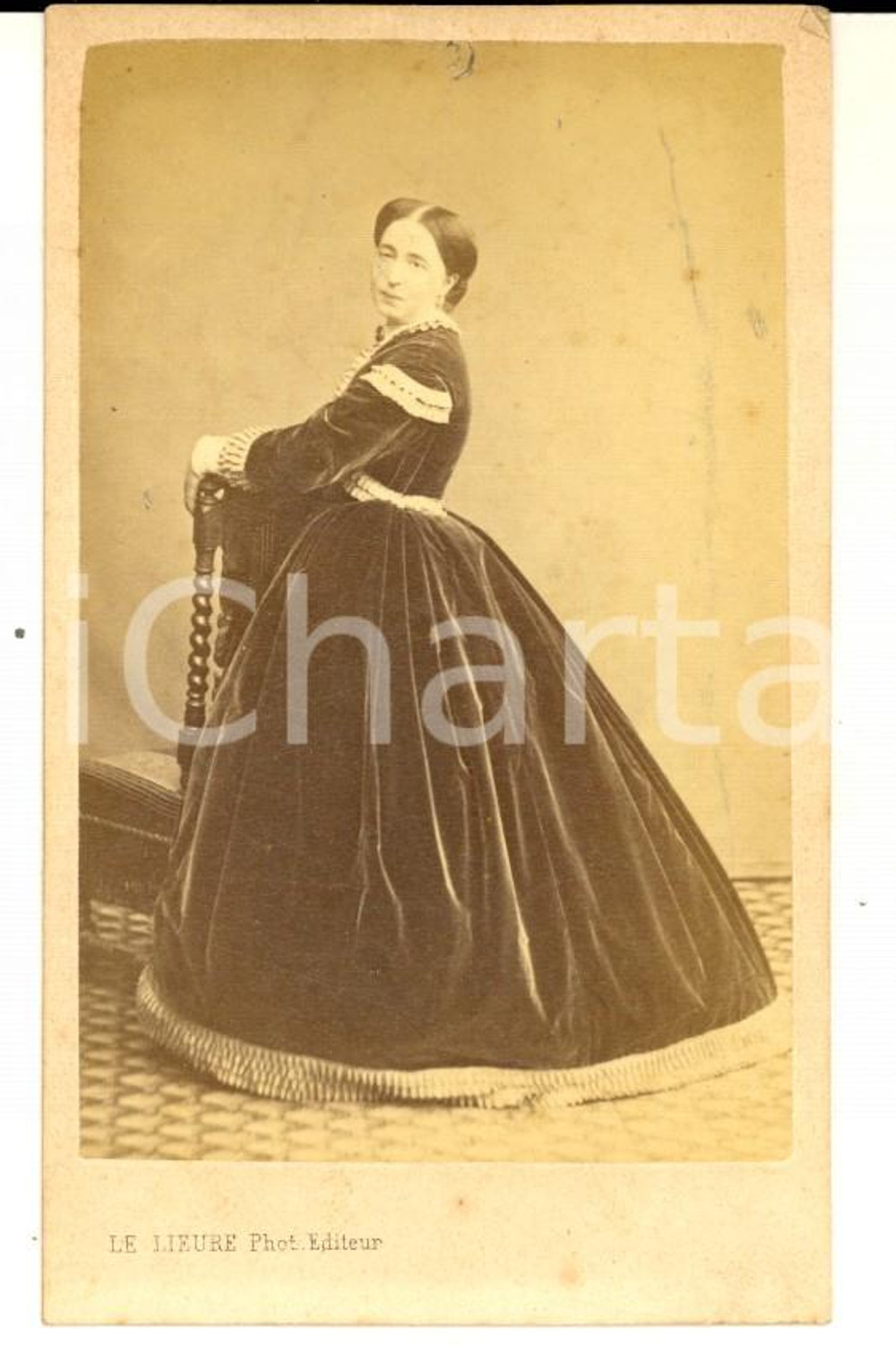 Fotografia d epoca originale 1865 ca TORINO Ritratto di donna in abito di velluto  Foto LE LIEURE CDV 1