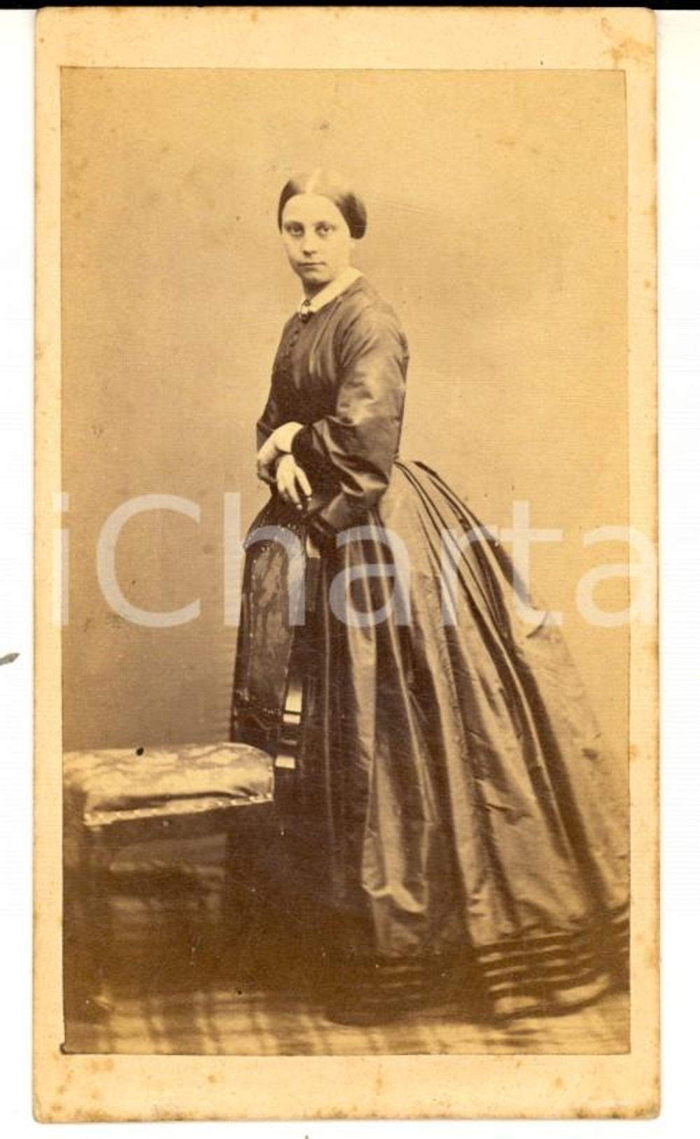 Fotografia d epoca originale 1865 ca COMO Famiglia DE CAPITANI  Ritratto di donna  Foto VANINI CDV 1