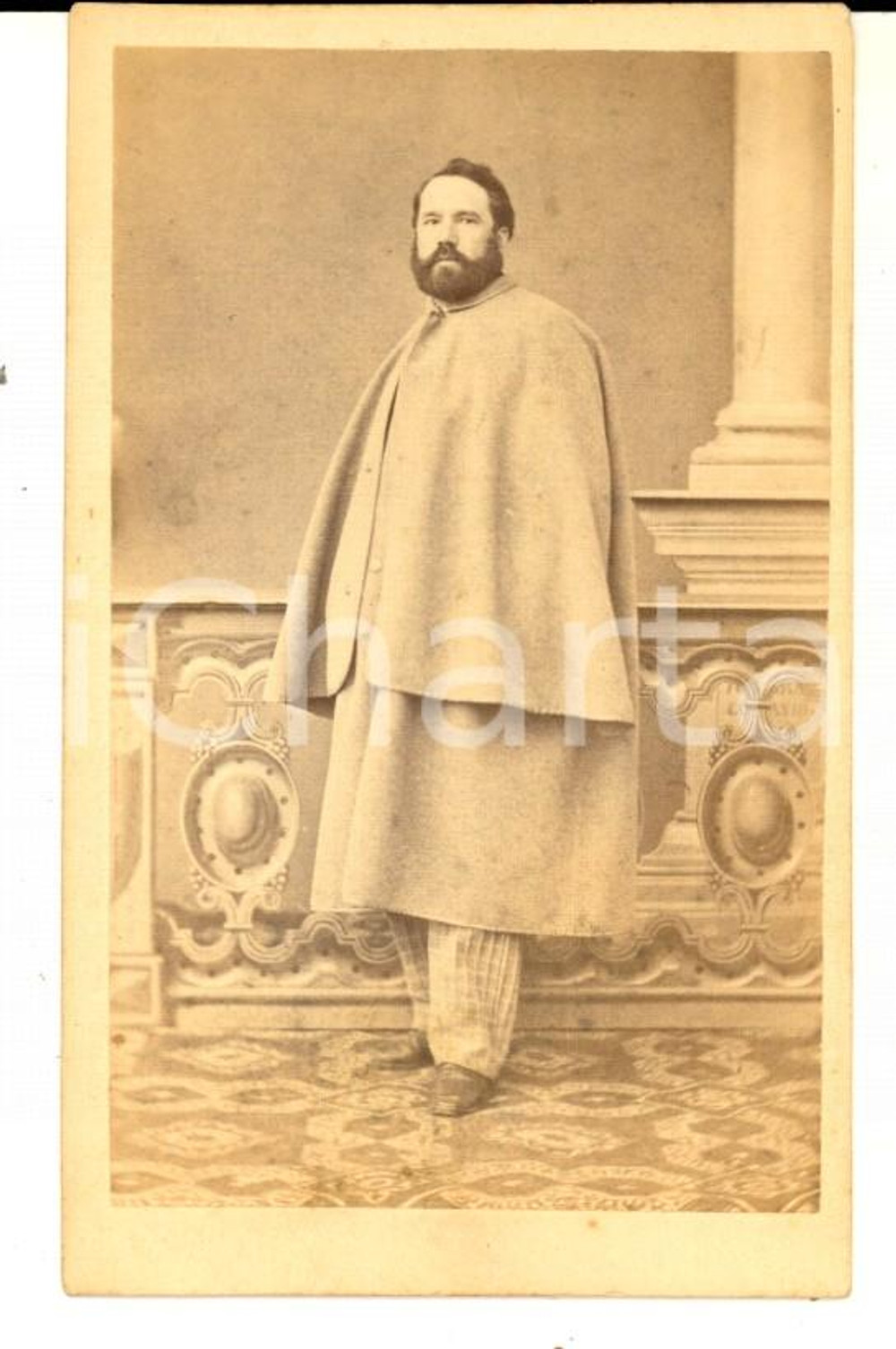 Fotografia d epoca originale 1865 ca BERGAMO Ritratto maschile con mantello bianco  Foto CAPITANIO CDV 1