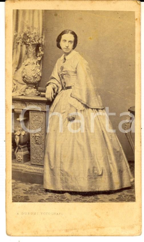 Fotografia d epoca originale 1865 ca MILANO Ritratto di donna in abito chiaro  Fotografia A. DURONI CDV 1