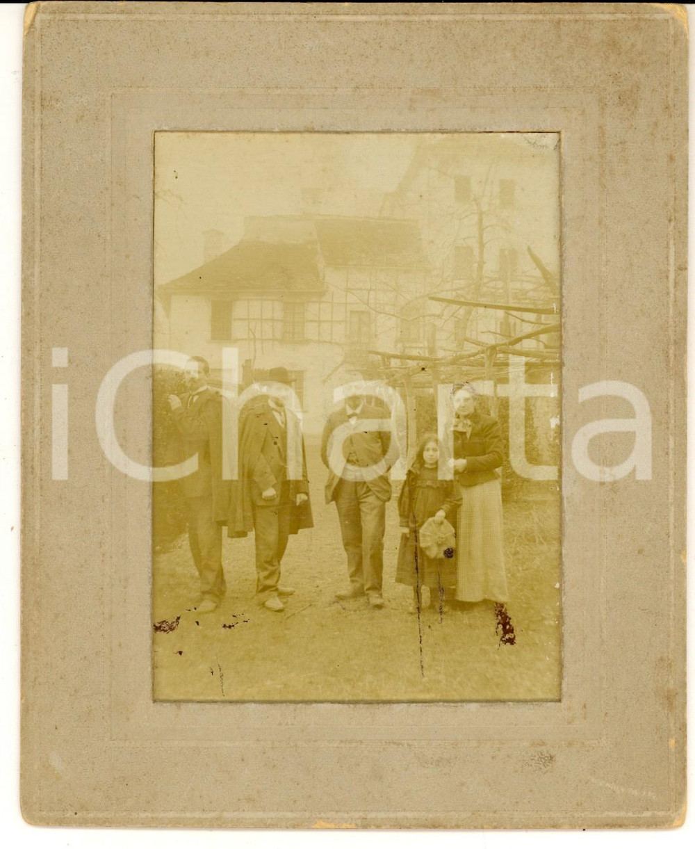 Fotografia d epoca originale 1890 ca ITALIA Ritratto di famiglia in villa con pergolato Foto VINTAGE 12x16 1