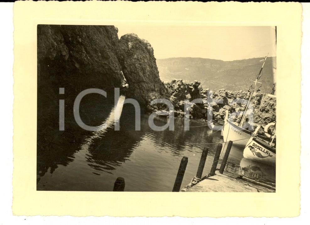 Fotografia d epoca originale 1957 ALBENGA Isola di GALLINARA  Veduta con barche turistiche  Foto 12x9 cm 1