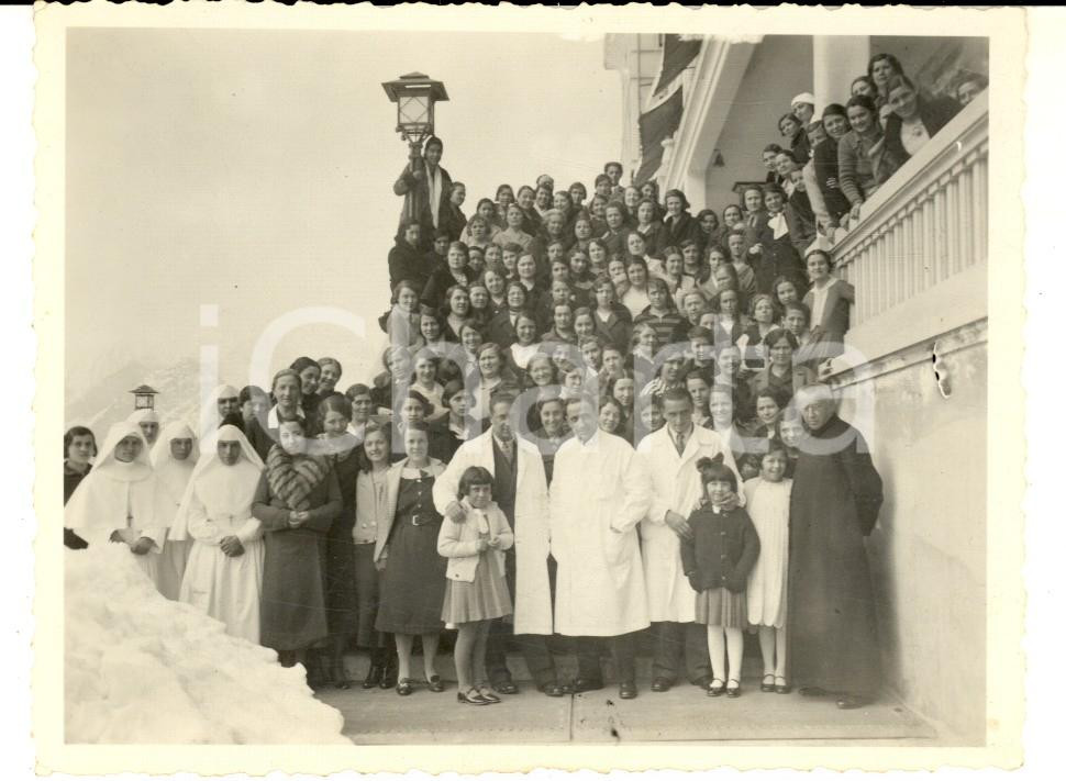 Fotografia d epoca originale 1934 PRA CATINAT Pazienti sanatorio femminile con medici e suore  Foto 12x9 cm 1