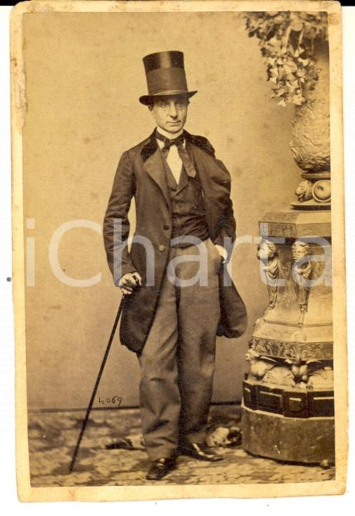 Fotografia d epoca originale 1865 ca MILANO Famiglia DE CAPITANI Giovane in abito da passeggio  Foto DURONI 1