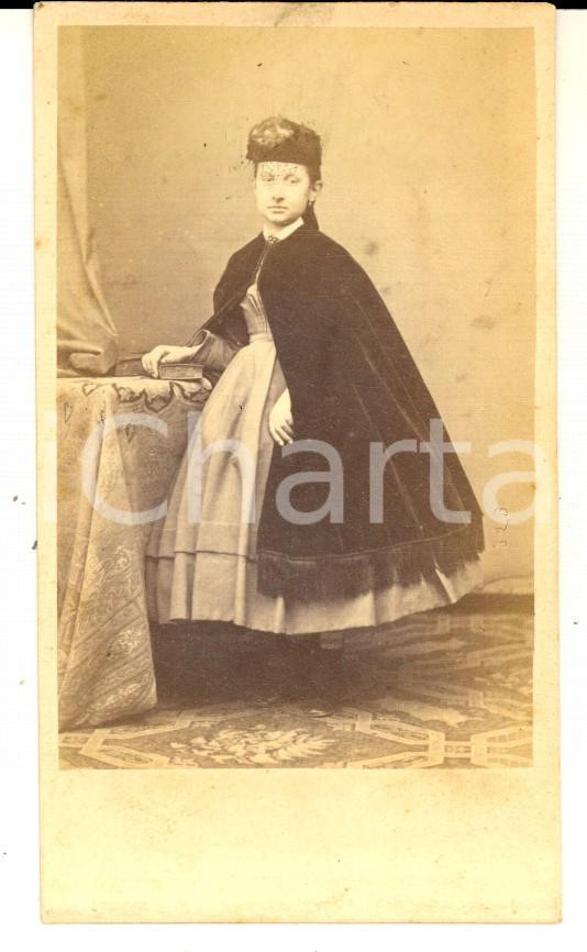 Fotografia d epoca originale 1865 ca MILANO Ritratto di donna con mantello in velluto  Fotografia TRIESTINA 1