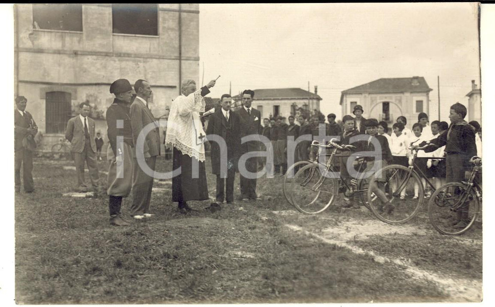 Fotografia d epoca originale 1940 ca VERONA Cerimonia fascista con benedizione balilla ciclisti  Foto 1