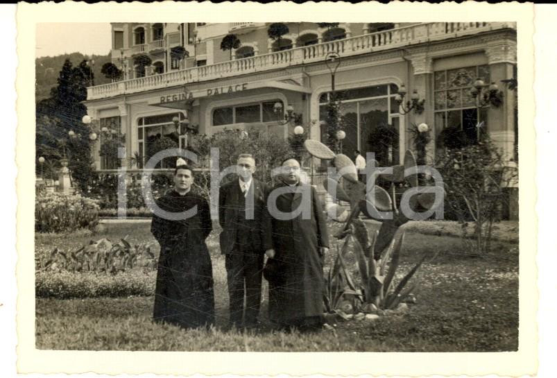 Fotografia d epoca originale 1950 STRESA Sacerdoti con insegnante al Regina Palace Hotel Foto VINTAGE 10x6 1