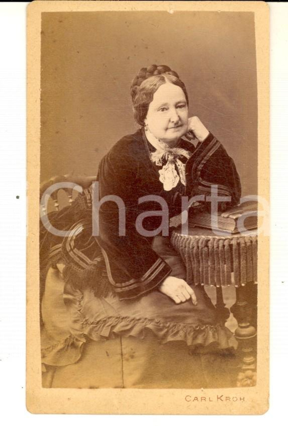 Fotografia d epoca originale 1880 ca WIEN Ritratto di donna seduta con un libro Foto Carl KROH CDV 1