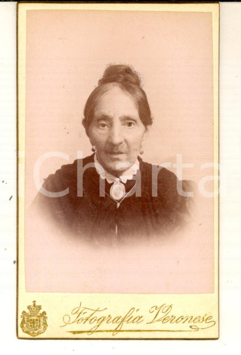 Fotografia d epoca originale 1880 ca VERONA Ritratto di anziana donna con cammeo Foto SGOBBI CDV 1