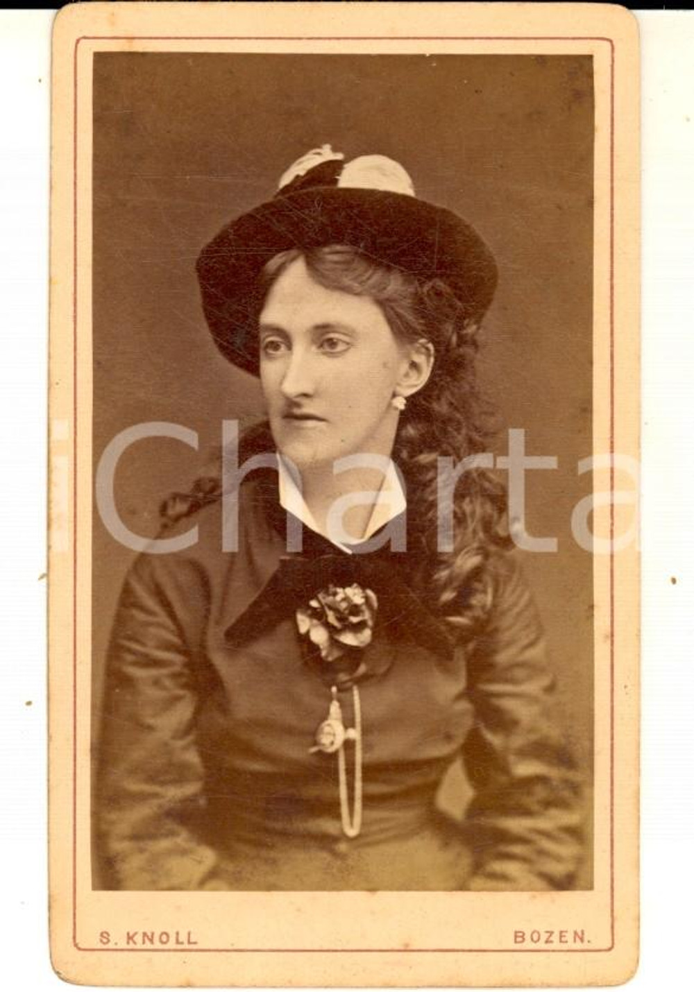 Fotografia d epoca originale 1870 ca BOLZANO Ritratto di giovane donna con il cappello Foto KNOLL CDV 1