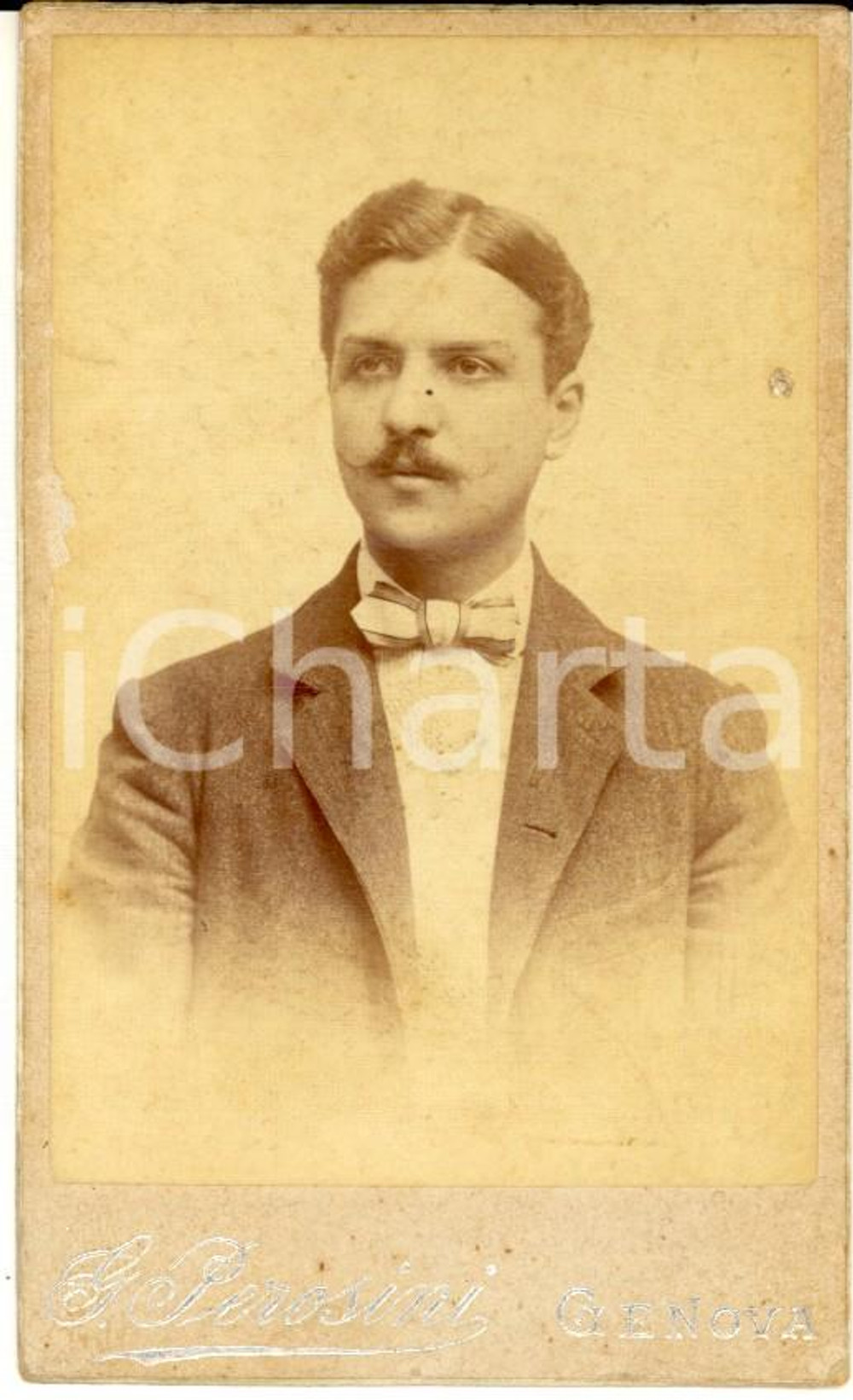 Fotografia d epoca originale 1900 ca GENOVA Ritratto di giovane uomo con cravattino Foto G.PEROSINI CDV 1