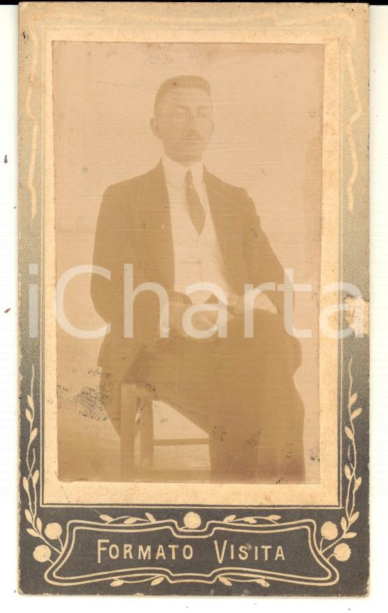 Fotografia d epoca originale 1914 VERONA Ritratto maschile sulla sedia  Foto Arturo ALBERTINI CDV 1