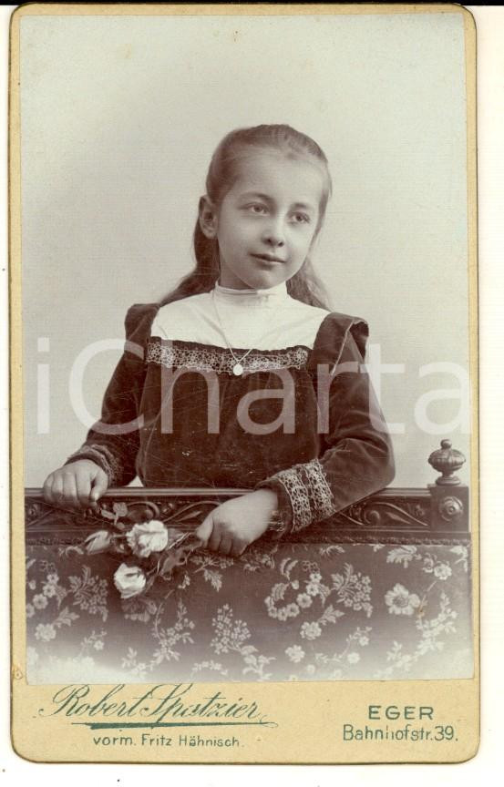Fotografia d epoca originale 1890 ca EGER HUNGARY Ritratto di bambina con rose Foto Robert SPATZIER CDV 1