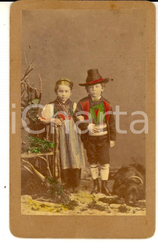 Fotografia d epoca originale 1875 ca MERANO Bambini in costume altoatesino Foto Franz LARGAJOLI colorata 1