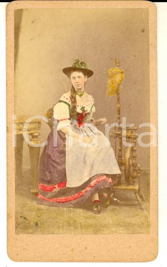 Fotografia d epoca originale 1875 ca MERANO Donna filatrice in costume altoatesino  Foto Franz LARGAJOLI 1