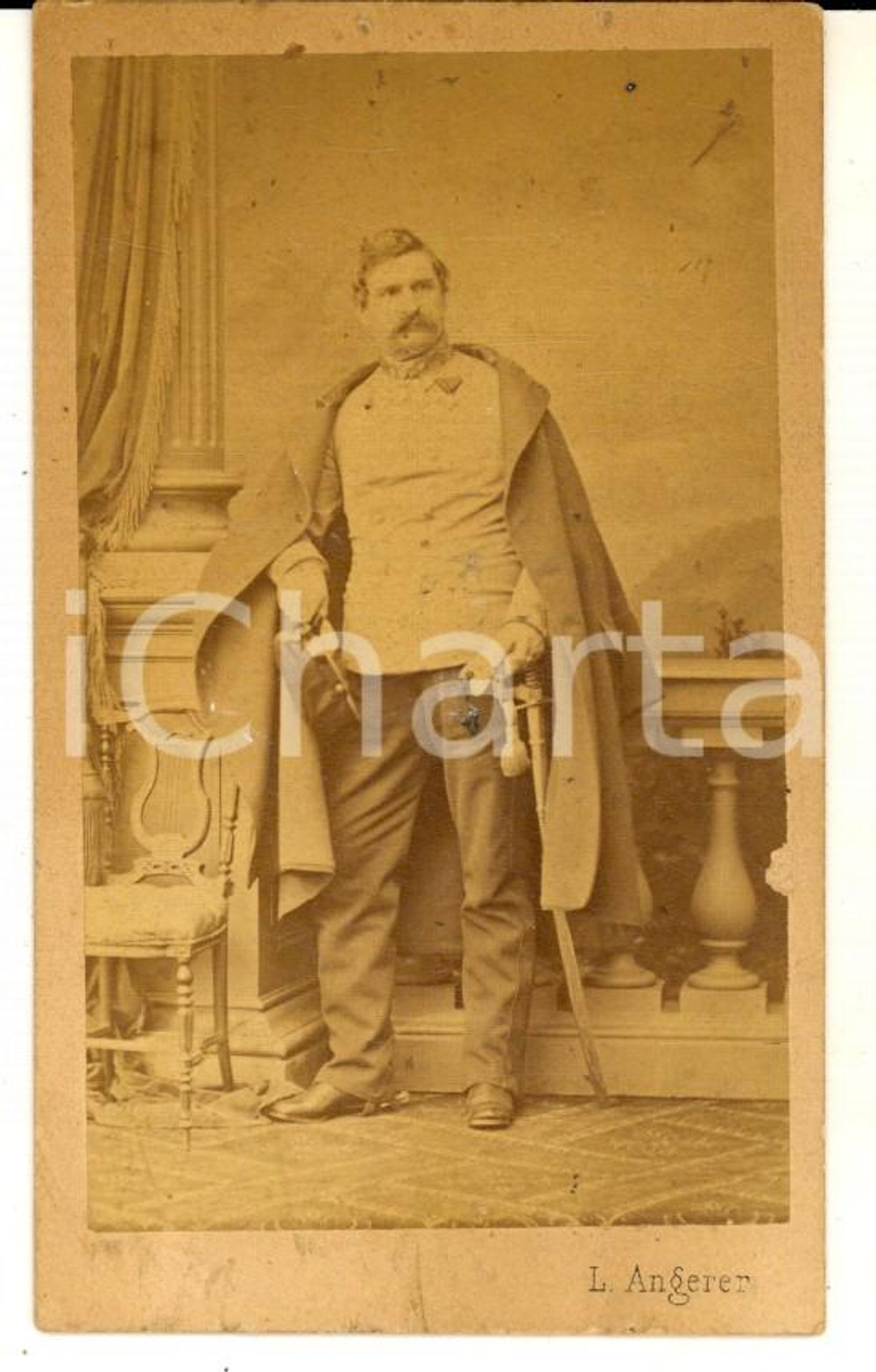 Fotografia d epoca originale 1865 ca WIEN OSTERREICH Ritratto di ufficiale con mantello Foto L. ANGERER CDV 1