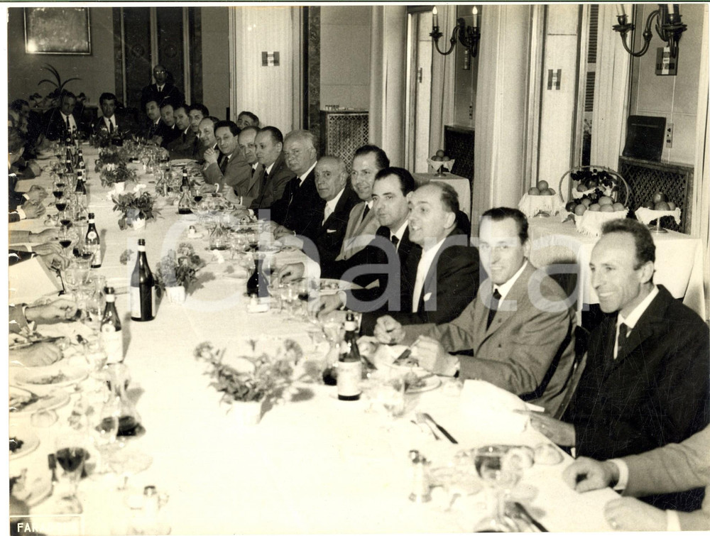 Fotografia d epoca originale 1963 MILANO Adunata 7 Armata  Pranzo sociale al Giardino  Foto 24x18 cm 1