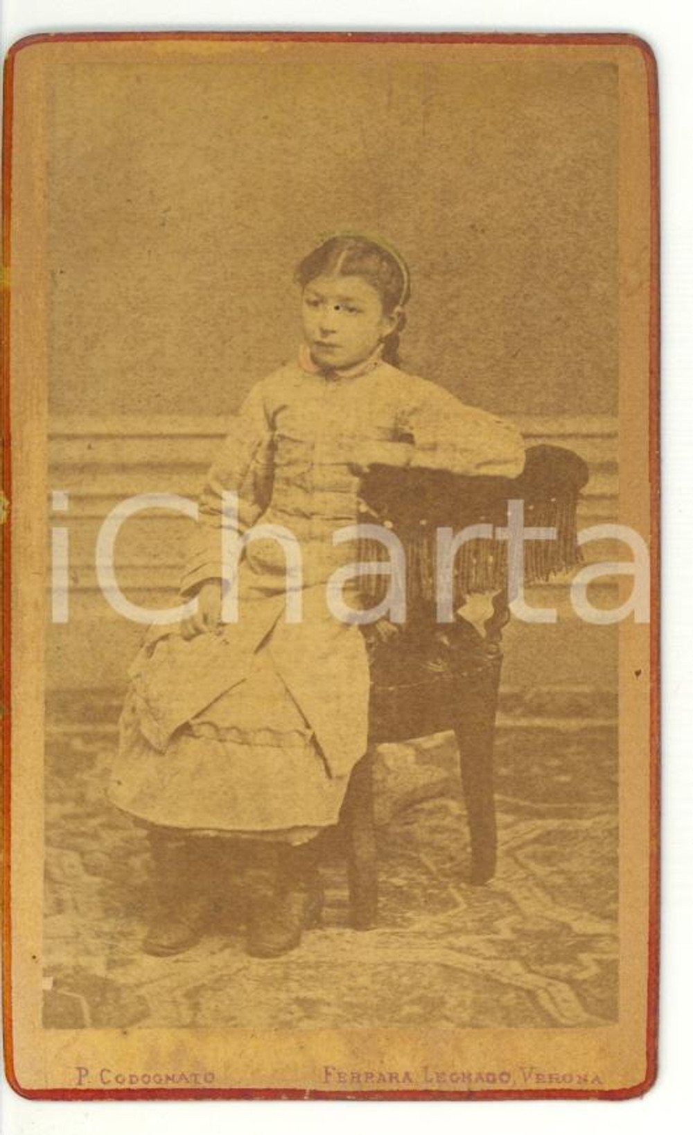 Fotografia d epoca originale 1880 ca FERRARA Ritratto di bambina su una sedia Foto CODOGNATO  CDV 1